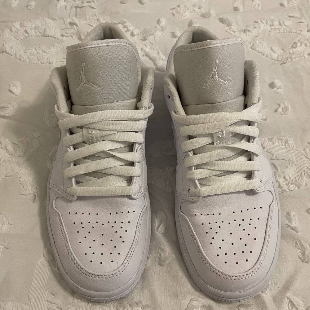 Nike Women's Air Jordan 1 Low 7.5 white